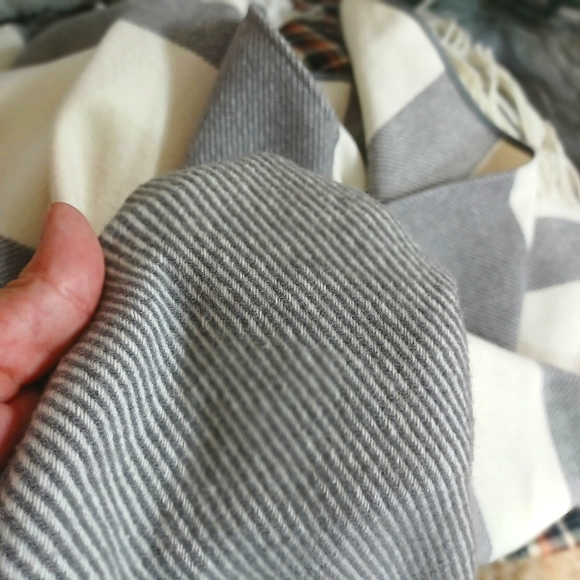 EUC! Reduced price due to Redford’s passing. Sundance Softest Blanket wrap - Picture 5 of 6